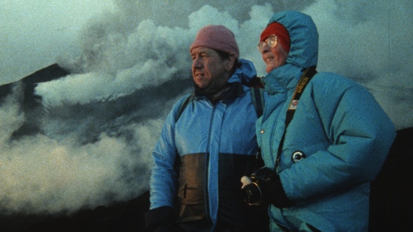 Photographie de Katia et Maurice Krafft regardant l'horizon. 