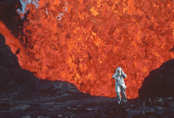 Katia Krafft en face d'un volcan.